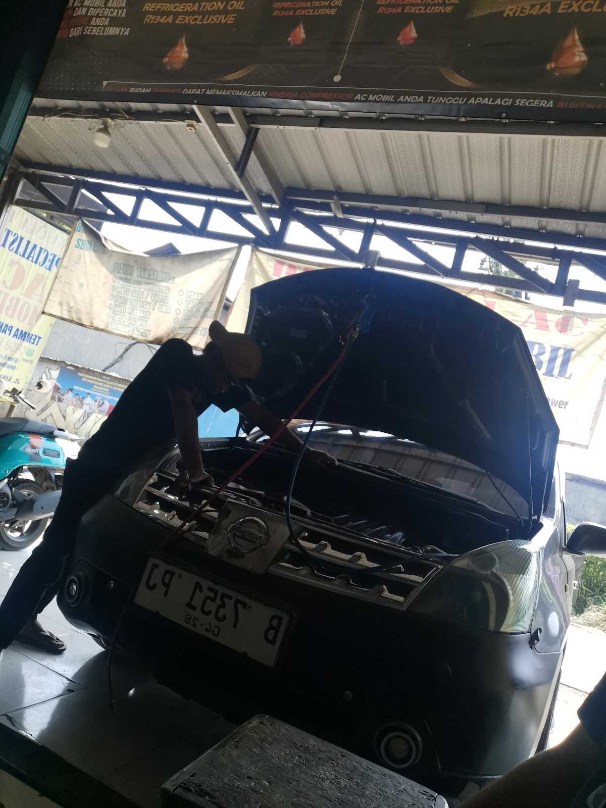 Isi Freon R134a AC Mobil